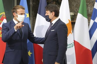 Frankreichs Präsident Emmanuel Macron (l) und Italiens Ministerpräsident Giuseppe Conte fordern die Türkei zum Kurswechsel auf.