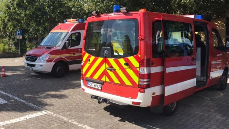 Einsatz für die Schulkinder: Die Feuerwehr Büchelberg versorgte mit dem DRK die Kinder aus einem Bus, in dem ein Mädchen kollabiert war.