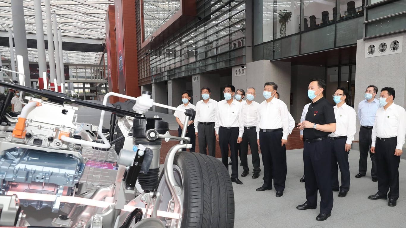 Präsident Xi inspiziert eine Fabrik für moderne Autoantriebe in Changchun.