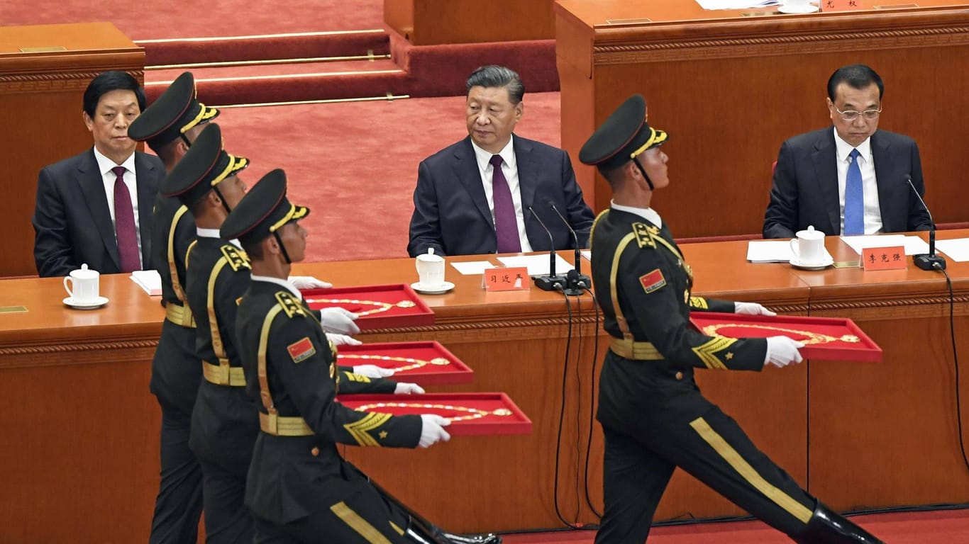 Chinas Machtelite lässt in der Großen Halle des Volkes Orden an Helden der Pandemiebekämpfung verteilen.