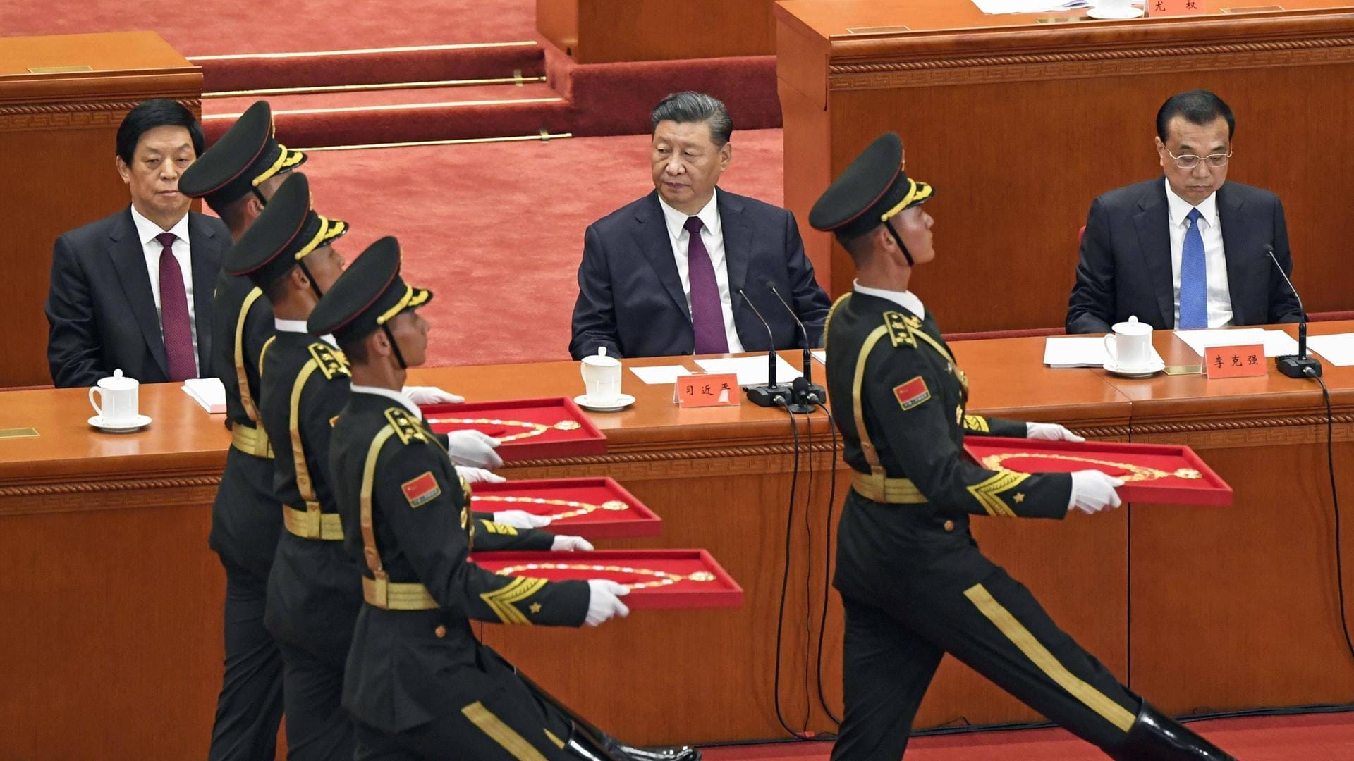 Chinas Machtelite lässt in der Großen Halle des Volkes Orden an Helden der Pandemiebekämpfung verteilen.