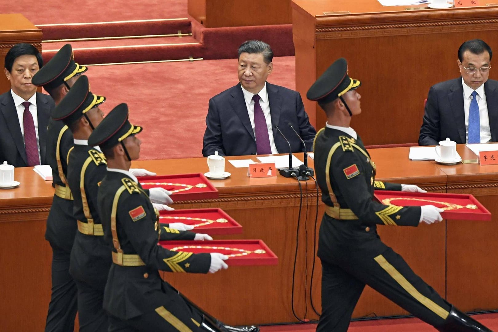 Chinas Machtelite lässt in der Großen Halle des Volkes Orden an Helden der Pandemiebekämpfung verteilen.