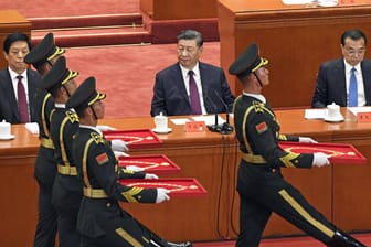 Chinas Machtelite lässt in der Großen Halle des Volkes Orden an Helden der Pandemiebekämpfung verteilen.