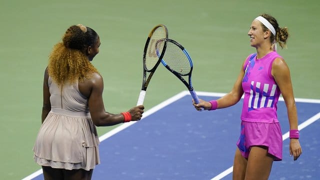 Serena Williams (l) gratuliert Wiktoryja Asaranka zum Einzug ins US-Open-Endspiel. Serena Williams (l) gratuliert Wiktoryja Asaranka zum Einzug ins US-Open-Endspiel.
