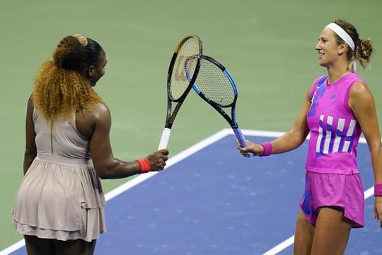 Serena Williams (l) gratuliert Wiktoryja Asaranka zum Einzug ins US-Open-Endspiel.