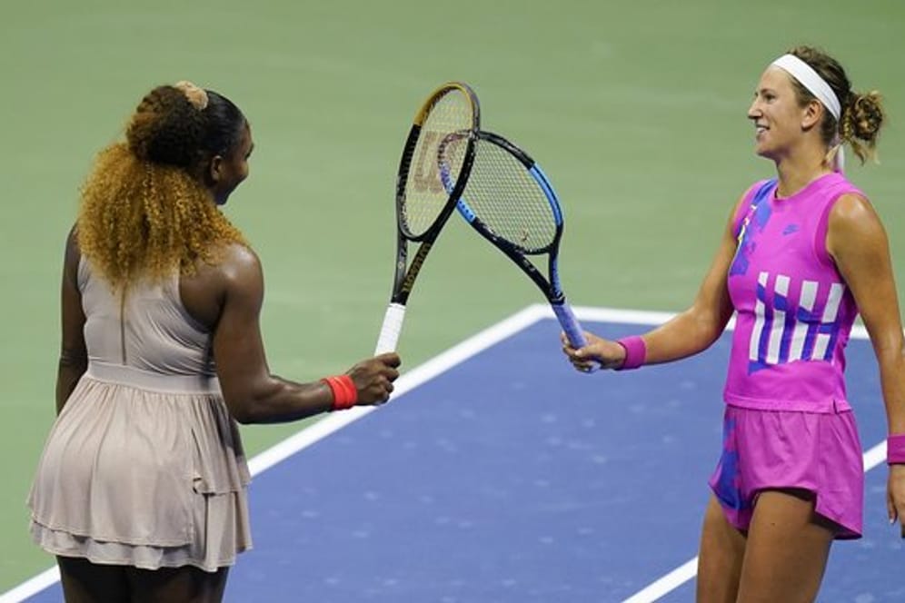 Serena Williams (l) gratuliert Wiktoryja Asaranka zum Einzug ins US-Open-Endspiel.