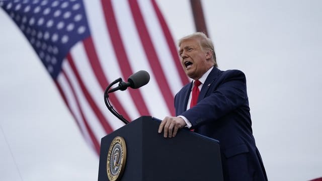US-Präsident Donald Trump verteidigt auf einer Wahlkampfveranstaltung seinen Corona-Kurs. US-Präsident Donald Trump verteidigt auf einer Wahlkampfveranstaltung seinen Corona-Kurs.