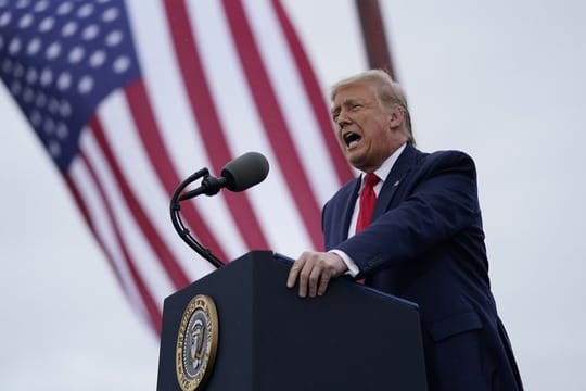 US-Präsident Donald Trump verteidigt auf einer Wahlkampfveranstaltung seinen Corona-Kurs.