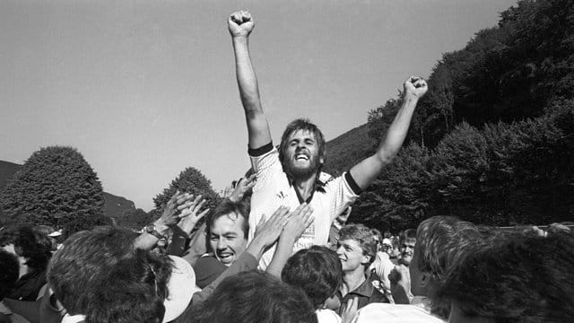 1984: Jubel bei Geislingen nach dem Abpfiff über den 2:0-Sieg gegen den HSV.