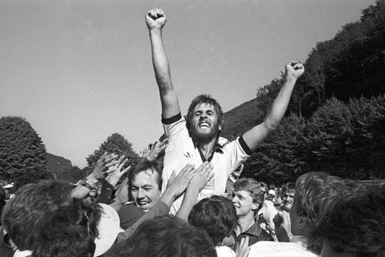 1984: Jubel bei Geislingen nach dem Abpfiff über den 2:0-Sieg gegen den HSV.