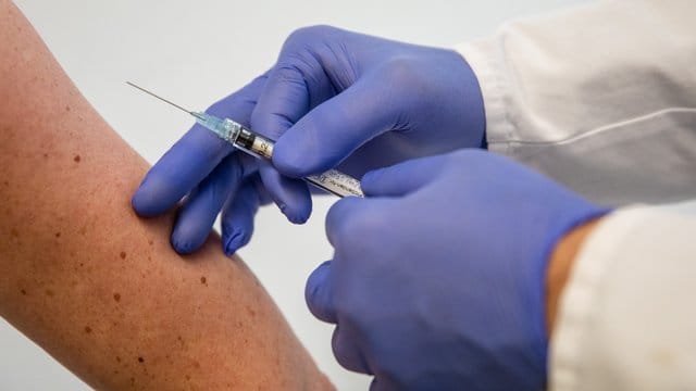 Deutsche haben einer Studie zufolge wieder mehr Vertrauen in Impfstoffe. Deutsche haben einer Studie zufolge wieder mehr Vertrauen in Impfstoffe.