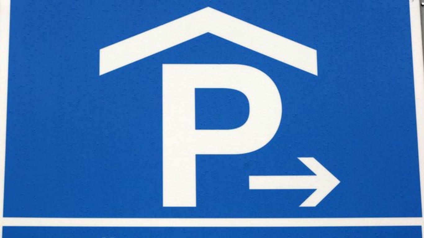 Die Vorfahrtsregel "rechts vor links" kann auch in einem öffentlichen Parkhaus gelten.