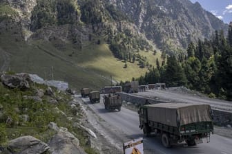 Ein Konvoi der indischen Armee fährt in Kaschmir.