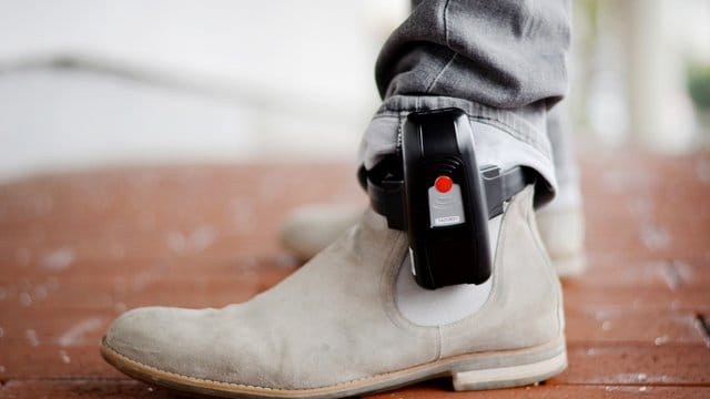 Die Unionsfraktion fordert elektronische Fußfesseln im Kampf gegen Kindesmissbrauch. Die Unionsfraktion fordert elektronische Fußfesseln im Kampf gegen Kindesmissbrauch.