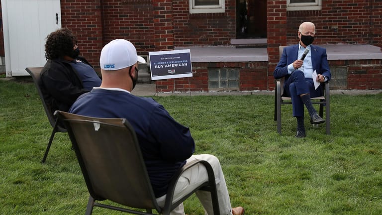 Joe Biden beim Wahlkampf in Michigan: Kleine Gruppen, stets mit Maske.