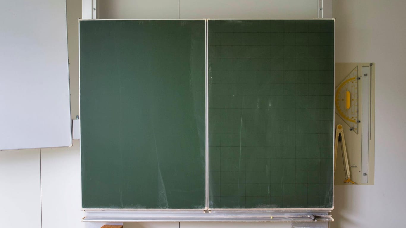 Eine leere Tafel in einem Klassenzimmer (Symbolbild): In Wuppertal mussten nach Corona-Fällen zwei Schulen vorsorglich schließen.