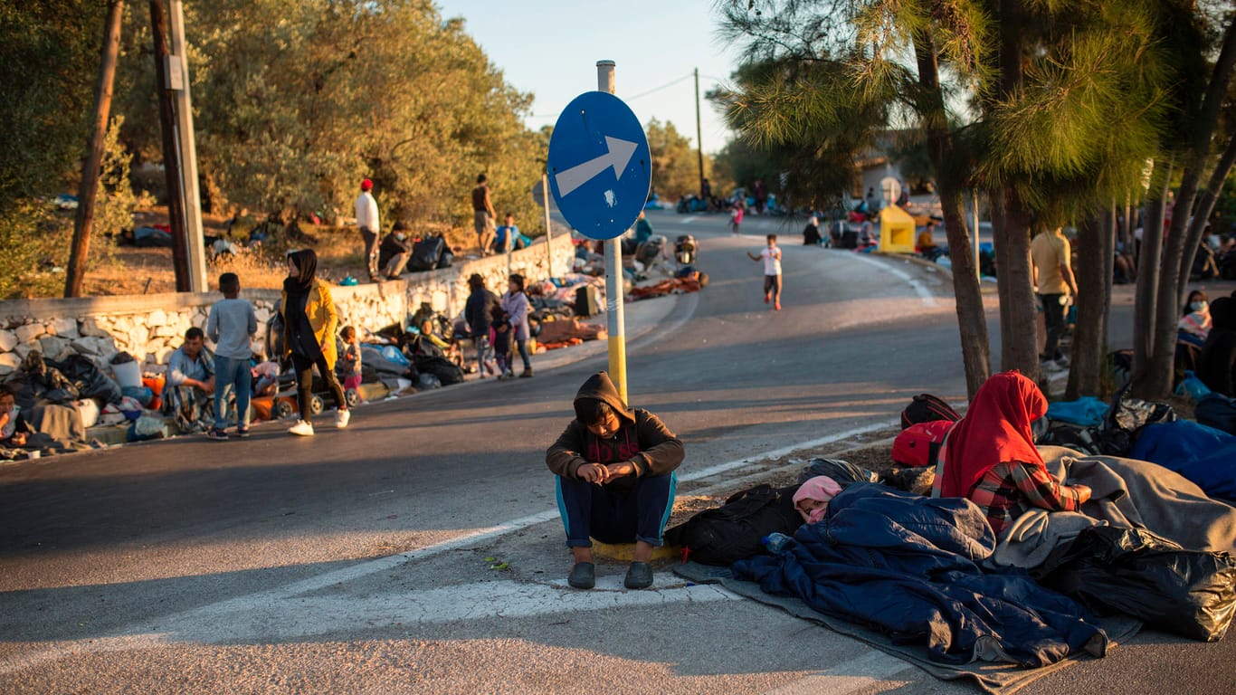 Moria: Asylsuchende schlafen am Straßenrand in der Nähe des ausgebrannten Flüchtlingslagers.
