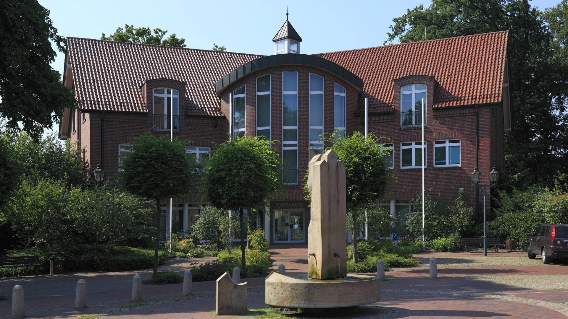 Der Marktplatz vor dem Rathaus in Lindern (Oldenburg): Etwa 5.000 Einwohner leben hier.