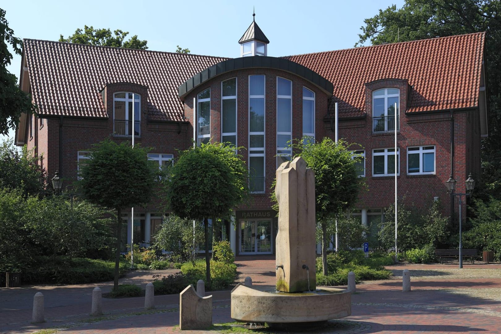 Der Marktplatz vor dem Rathaus in Lindern (Oldenburg): Etwa 5.000 Einwohner leben hier.