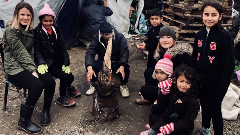 Sophia Maier (links) mit einer Gruppe Geflüchteter in Moria im Jahr 2018.