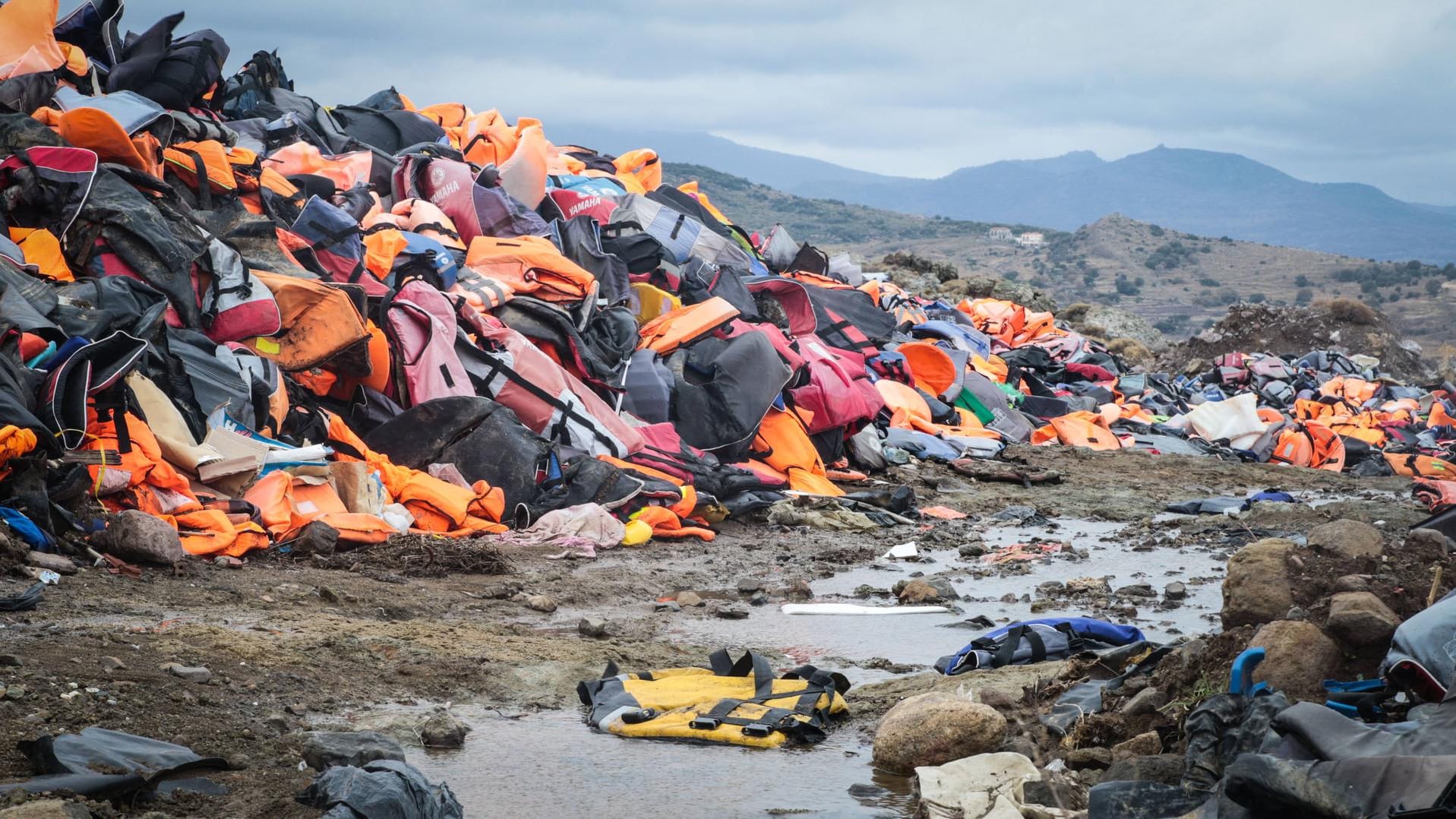 Auf Lesbos stapeln sich die Schwimmwesten der Geflüchteten, die über das Mittelmeer kamen: Immer noch ertrinken viele Menschen auf der gefährlichen Überfahrt.