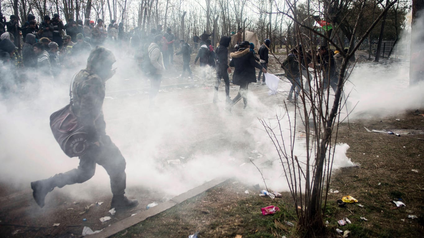 An der griechisch-türkischen Grenze gehen im Jahr 2020 griechische Sicherheitskräfte mit Tränengas gegen Geflüchtete vor: Zuvor hatte Erdogan angekündigt die Ausreise von Schutzsuchenden nach Europa zugelassen.