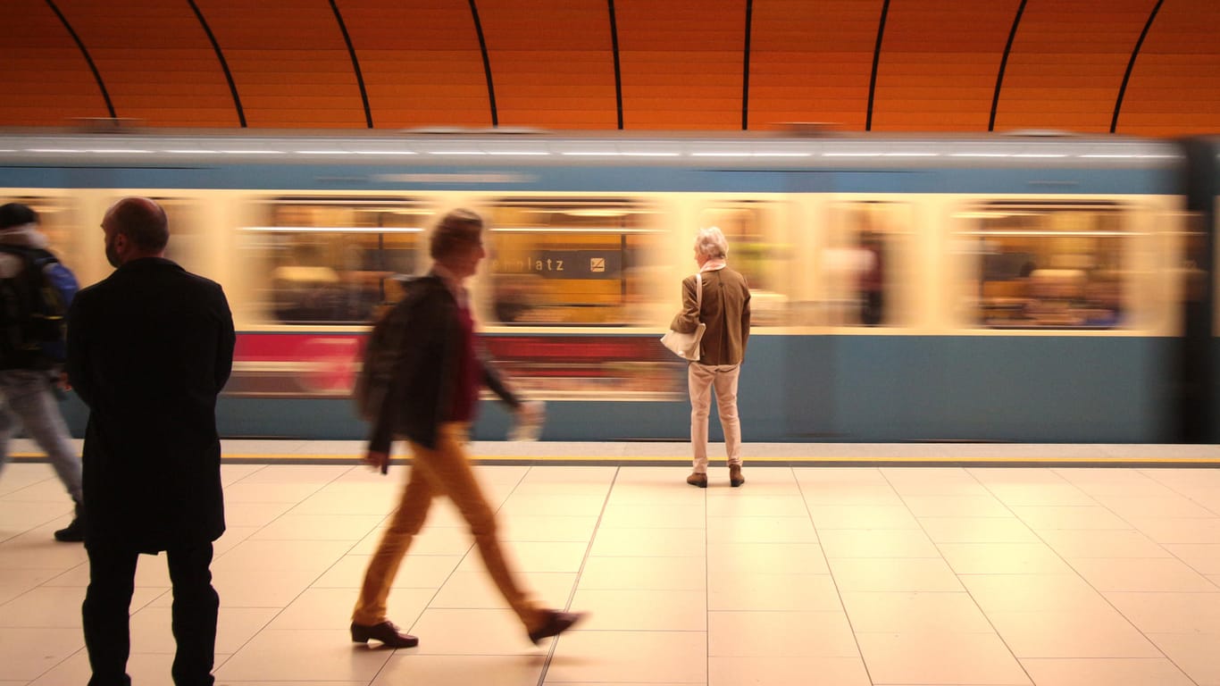 Einfahrende U-Bahn in München (Symbolbild): Ein Mann hat mehrere Frauen sexuell belästigt.