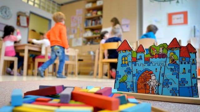 Abwägen zwischen Infektionsschutz und pädagogischem und sozialem Auftrag: Dürfen Eltern ihren Kinder auch bei leichten Erkältungssymptomen in Kita und Schule schicken?.