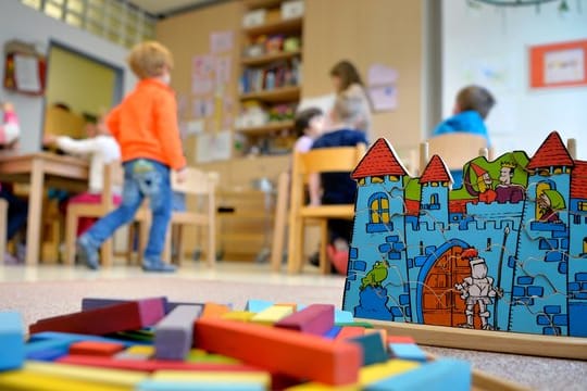 Abwägen zwischen Infektionsschutz und pädagogischem und sozialem Auftrag: Dürfen Eltern ihren Kinder auch bei leichten Erkältungssymptomen in Kita und Schule schicken?.