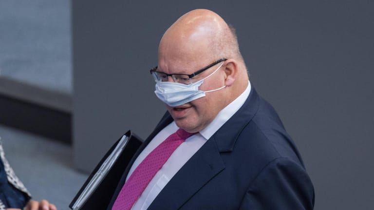 Peter Altmaier: Der Bundesminister für Wirtschaft und Energie trägt seine Maske im Bundestag falsch.