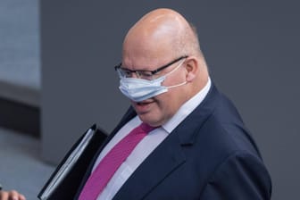 Peter Altmaier: Der Bundesminister für Wirtschaft und Energie trägt seine Maske im Bundestag falsch.