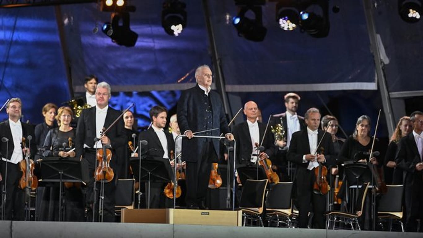 Daniel Barenboim (M) und die Berliner Staatskapelle beim Open-Air-Konzert vor der Staatsoper.