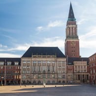 Fahnenmasten vor dem Kieler Rathaus: Die Masten wurden entfernt, nachdem eine Auszubildende durch einen herabstürzenden Mast getötet worden war.