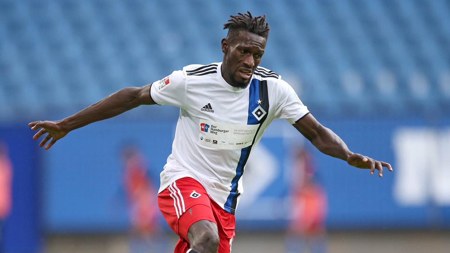 Im letzten Vorbereitungsspiel lief der HSV um Stürmer Bakery Jatta mit Werbung für die vereinseigene Stiftung auf. Im letzten Vorbereitungsspiel lief der HSV um Stürmer Bakery Jatta mit Werbung für die vereinseigene Stiftung auf.