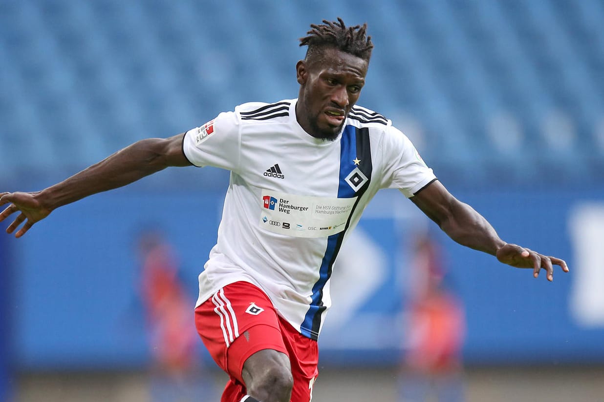 Im letzten Vorbereitungsspiel lief der HSV um Stürmer Bakery Jatta mit Werbung für die vereinseigene Stiftung auf.