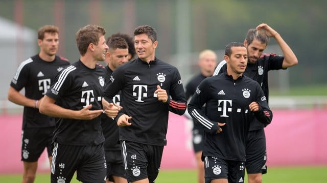 Die Triple-Sieger zurücl auf dem Bayern-Trainingsplatz: Thomas Müller (vorne, l-r), Robert Lewandowski und Thiago. Die Triple-Sieger zurücl auf dem Bayern-Trainingsplatz: Thomas Müller (vorne, l-r), Robert Lewandowski und Thiago.