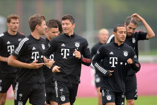 Die Triple-Sieger zurücl auf dem Bayern-Trainingsplatz: Thomas Müller (vorne, l-r), Robert Lewandowski und Thiago.