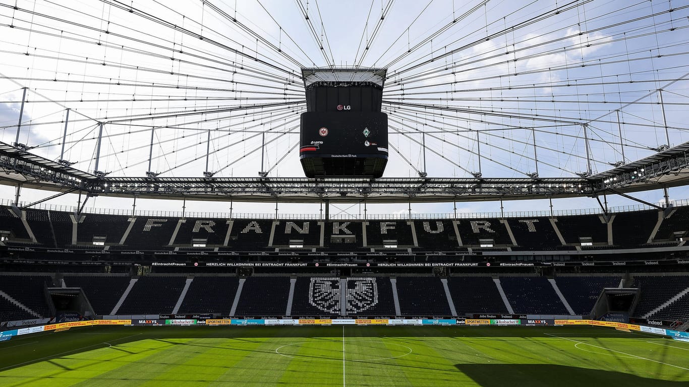 Das Stadion von Eintracht Frankfurt mit leeren Rängen (Archivbild): Zum Saisonauftakt sind wieder bis zu 6.500 Fans im Stadion erlaubt.