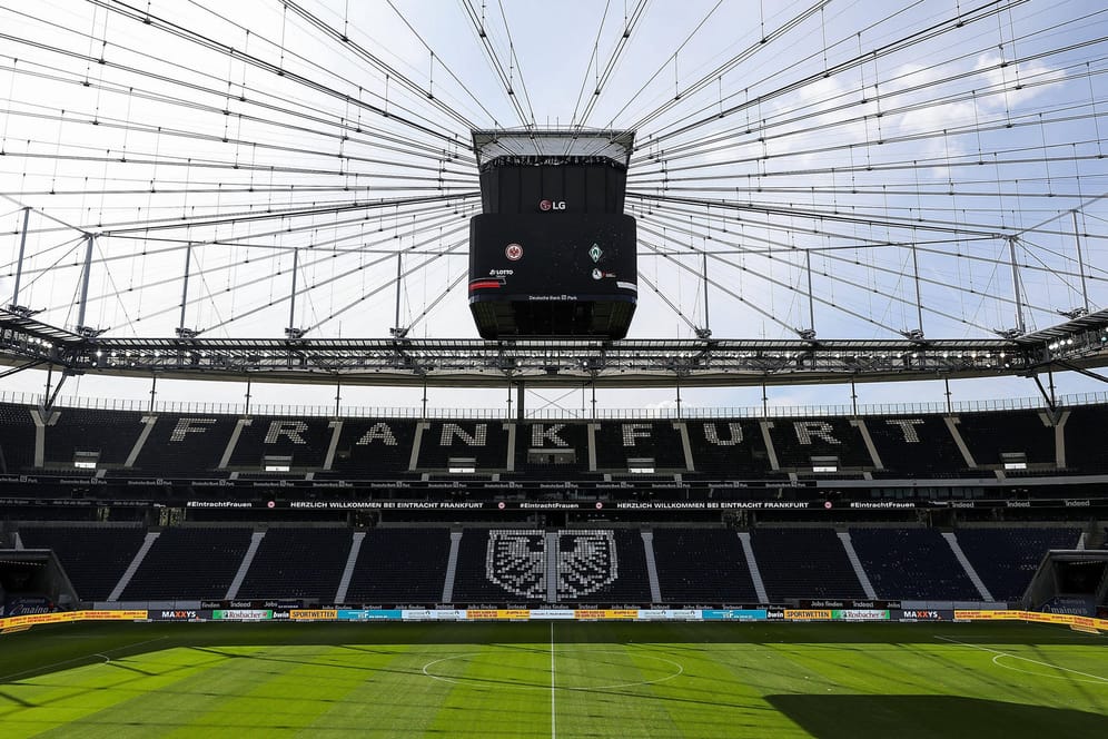 Das Stadion von Eintracht Frankfurt mit leeren Rängen (Archivbild): Zum Saisonauftakt sind wieder bis zu 6.500 Fans im Stadion erlaubt.