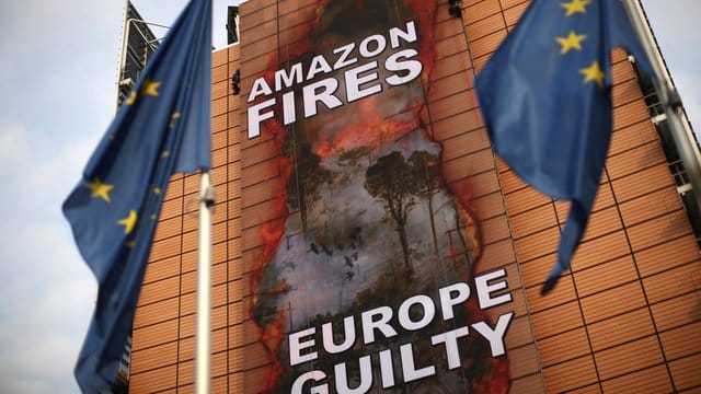 Klimaaktivisten haben ein riesiges Transparent an der Fassade des Hauptsitzes der Europäischen Kommission platziert. Klimaaktivisten haben ein riesiges Transparent an der Fassade des Hauptsitzes der Europäischen Kommission platziert.