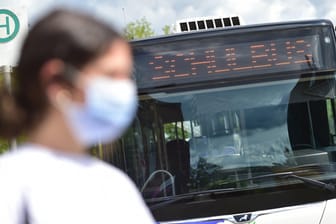 Zwischenfall im Schulbus: Eine 13-Jährige kollabierte in der Pfalz auf dem Weg aus der Schule und starb im Krankenhaus. Die AfD-Bundestagsabgeordnete Birgit Malsack-Winkemann stellte eine Verbindung zur Maskenpflicht her. (Symbolfoto)