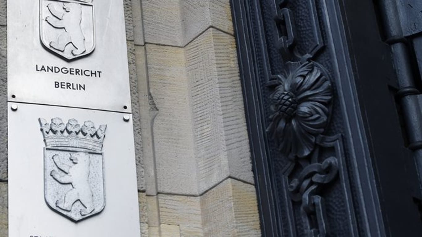Schilder an der Fassade des Kriminalgerichts Moabit weisen die Staatsanwaltschaft Berlin und das Landgericht Berlin aus: Ein Serienbetrüger hat 50 Taten gestanden.