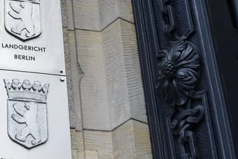 Schilder an der Fassade des Kriminalgerichts Moabit weisen die Staatsanwaltschaft Berlin und das Landgericht Berlin aus: Ein Serienbetrüger hat 50 Taten gestanden.