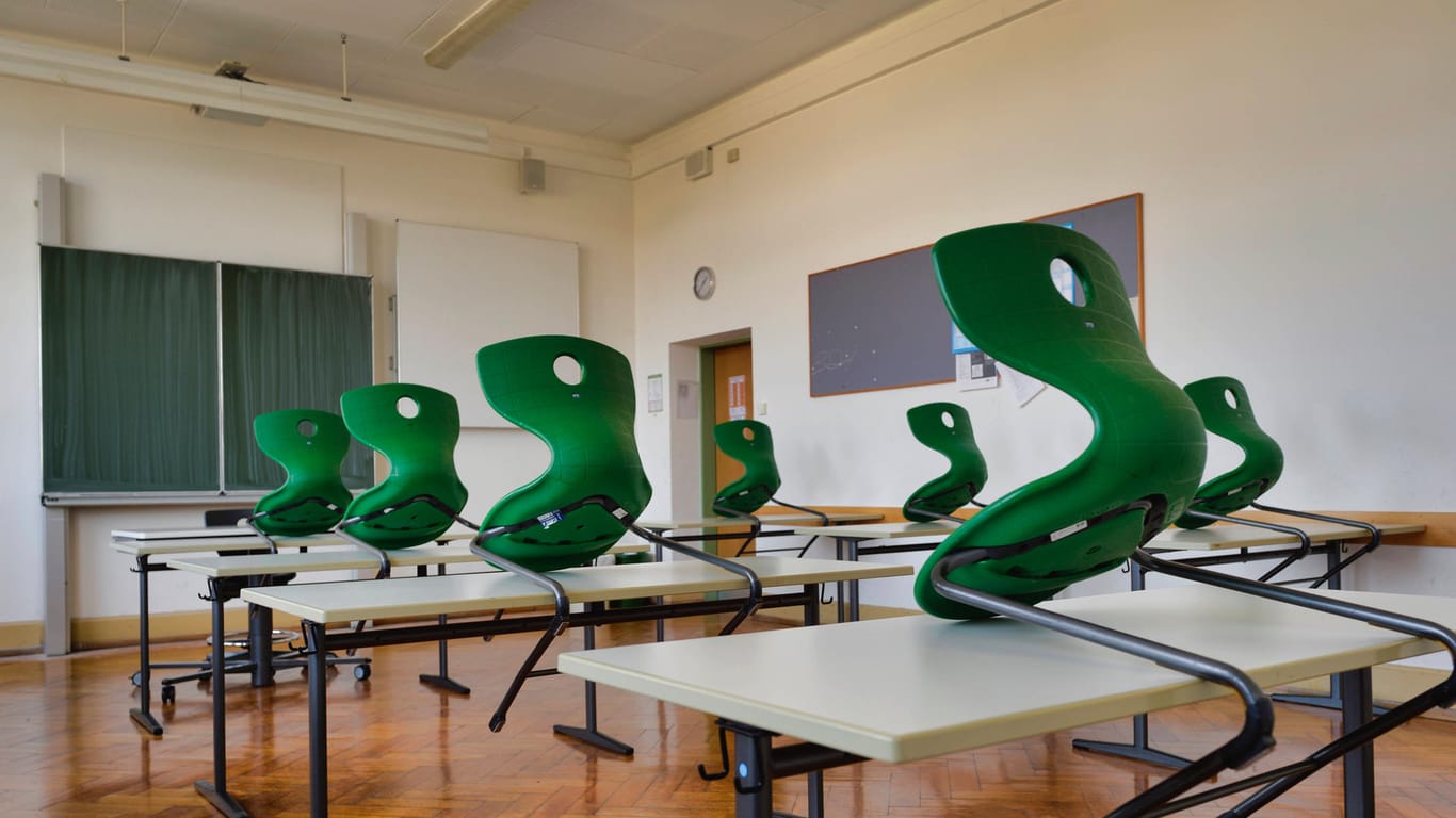 Ein leeres Klassenzimmer (Symbolbild): In Bielefeld müssen zahlreiche Schüler wegen der Corona-Infektion eines Mitschülers vorerst zu Hause bleiben.