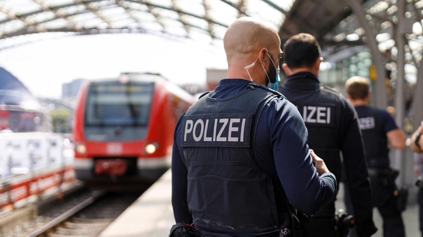 Bundespolizisten auf dem Hauptbahnhof in Köln (Symbolbild): In einem Zug nach Hamburg pöbelten Dutzende Schwarzfahrer eine Zugbegleiterin an.