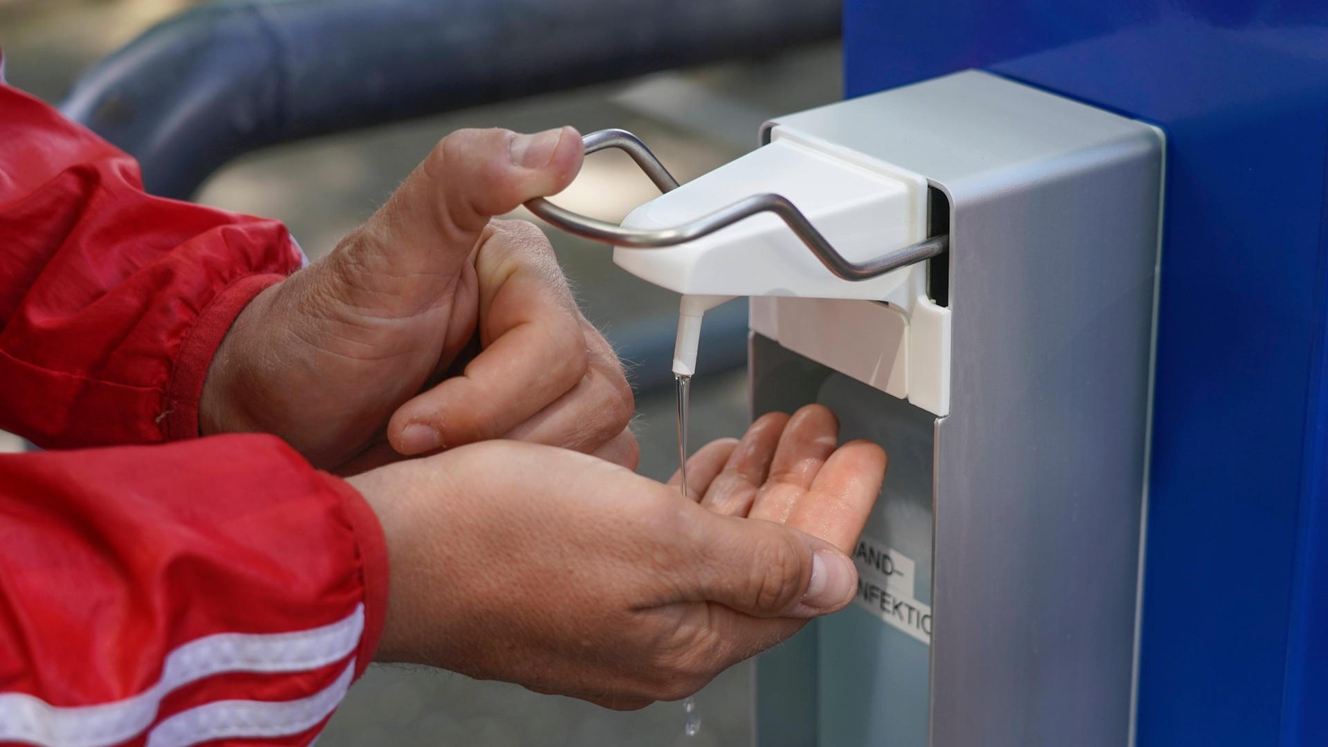 Ein Mann pumpt Desinfektionsmittel in seine Hände (Symbolbild): Trotz eines ausgeklügelten Hygienekonzepts darf Phoenix Hagen nur 300 Zuschauer bei Heimspielen zulassen.