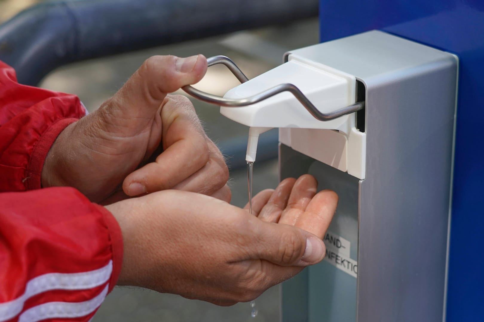 Ein Mann pumpt Desinfektionsmittel in seine Hände (Symbolbild): Trotz eines ausgeklügelten Hygienekonzepts darf Phoenix Hagen nur 300 Zuschauer bei Heimspielen zulassen.