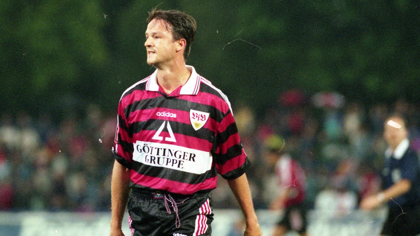 Fredi Bobic 1998 im Trikot des VfB Stuttgart gegen Rapid Wien.
