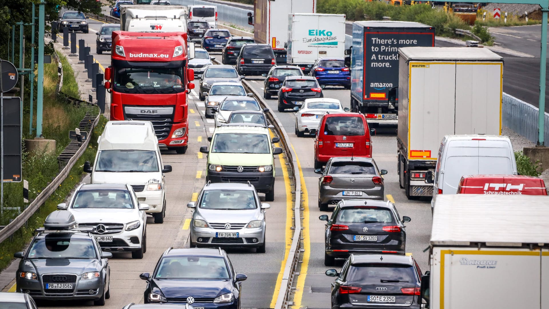 Stau auf der A44: Der Lastwagen raste ungebremst ins Stauende (Symbolbild). Stau auf der A44: Der Lastwagen raste ungebremst ins Stauende (Symbolbild).
