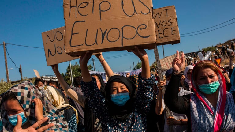 Europa, hilf uns! Flüchtlinge aus dem niedergebrannten Lager Moria demonstrieren auf Lesbos.